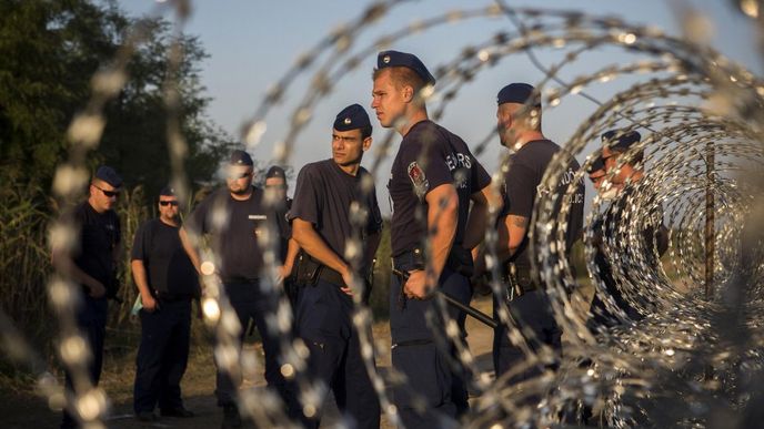 Maďarští policisté na hranici se Srbskem