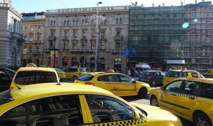 Maďarští taxikáři na protest proti Uberu opakovaně zablokovali centrum Budapešti
