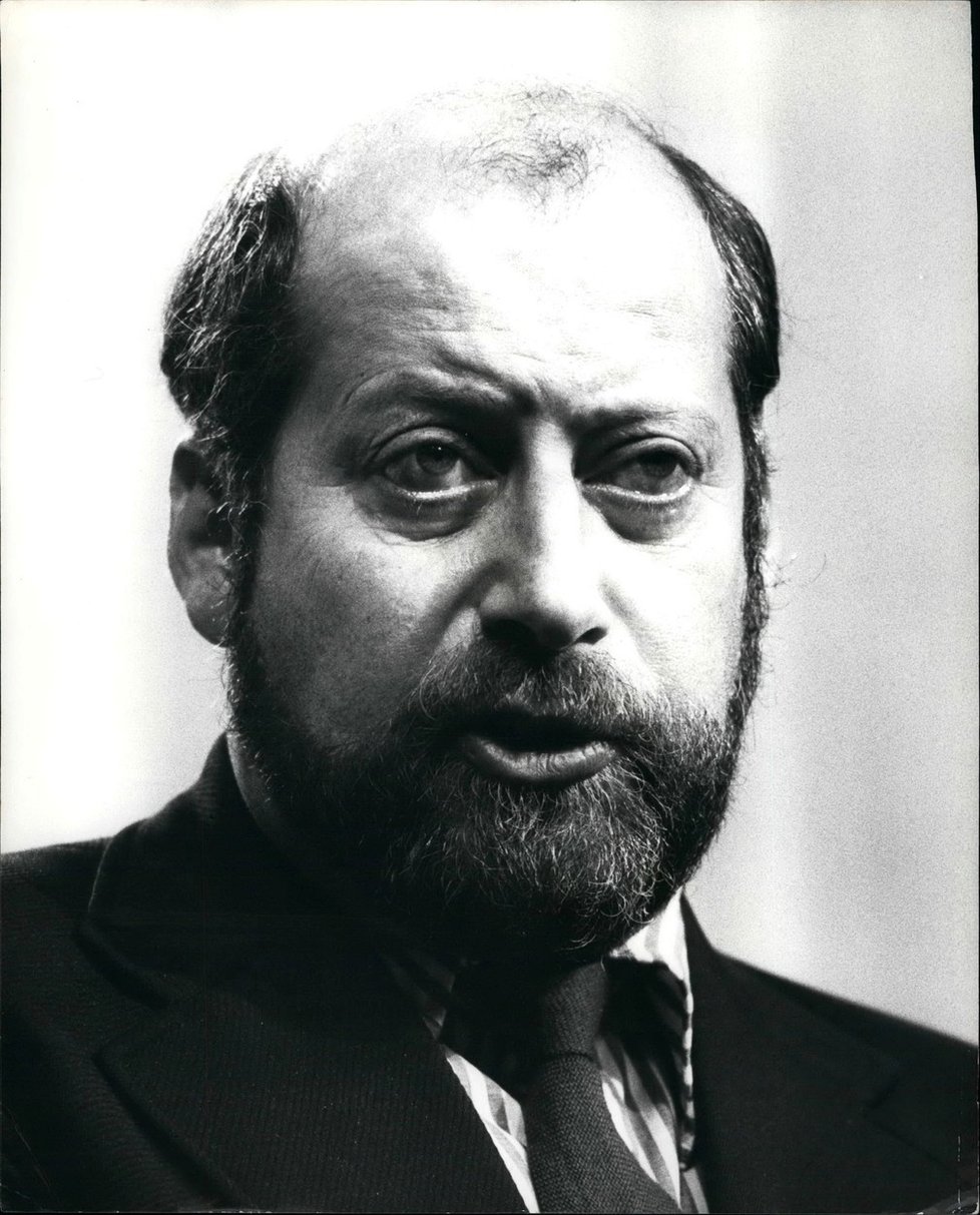 Politik a spisovatel dětských knížek Sir Clement Freud obviněn z pedofilie.