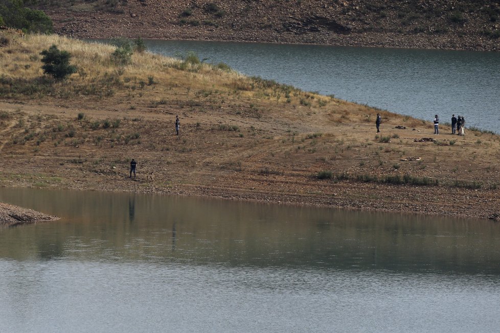 Policie pátrá v okolí přehrady Arade poblíž Silves v Portugalsku (24.5.2023).