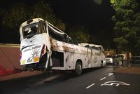 Turisté z autobusu smrti jsou doma: Přiletěl pro ně vojenský speciál
