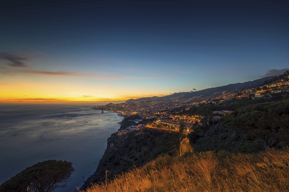 Dnešní Funchal je moderní, kosmopolitní město, známé řadou vynikajících restaurací a také příležitostí k odpočinku. Svěží, zelené, romantické, s oceánem u nohou a horami nad hlavou, i takové je hlavní město Madeiry Funchal.