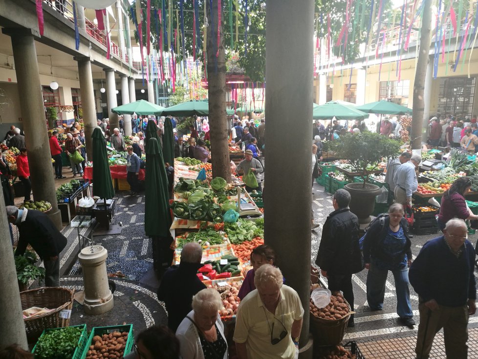 Trh se nachází v centru města Funchal. &#34;Mercado dos Lavradores&#34; je místo plné barev, vůní, chutí a tradic.