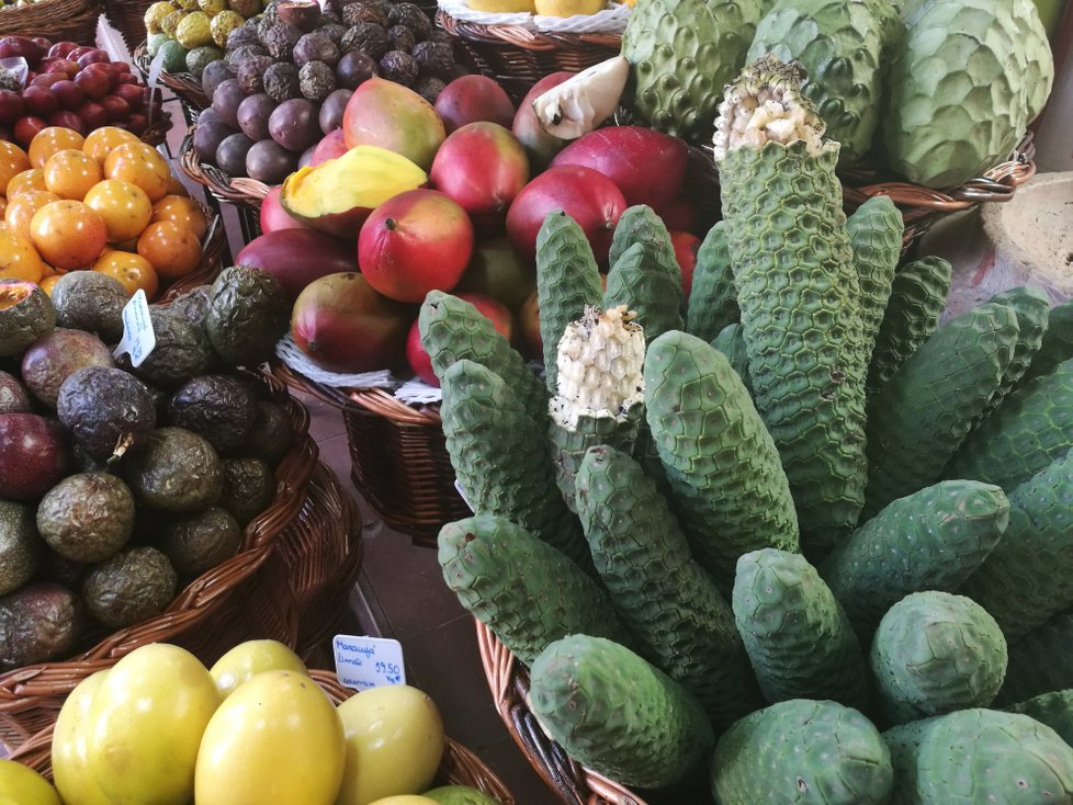 Trh se nachází v centru města Funchal. &#34;Mercado dos Lavradores&#34; je místo plné barev, vůní, chutí a tradic.