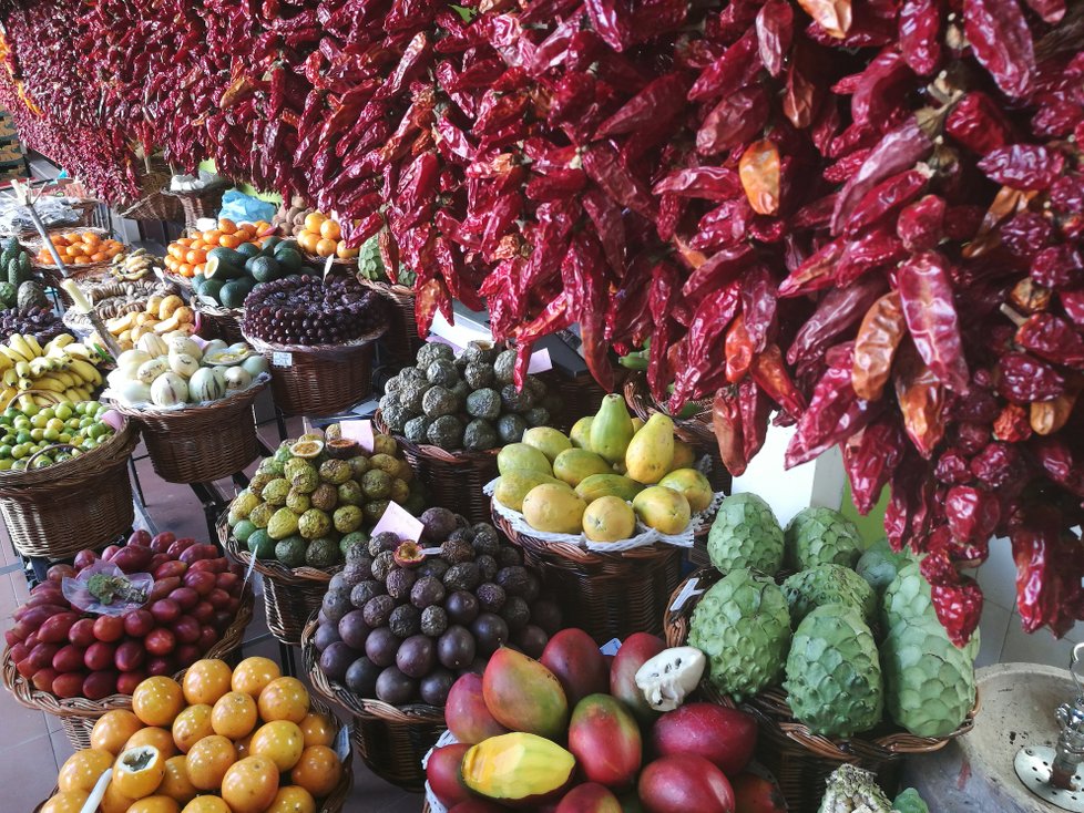 Trh se nachází v centru města Funchal. &#34;Mercado dos Lavradores&#34; je místo plné barev, vůní, chutí a tradic.