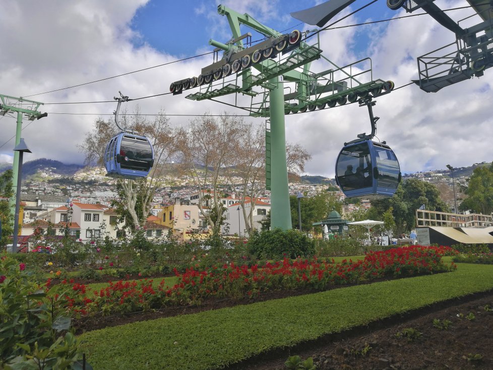 Při jízdě lanovkou na Monte se můžete těšit na úžasný výhled na záliv Funchal a okolní krajinu.