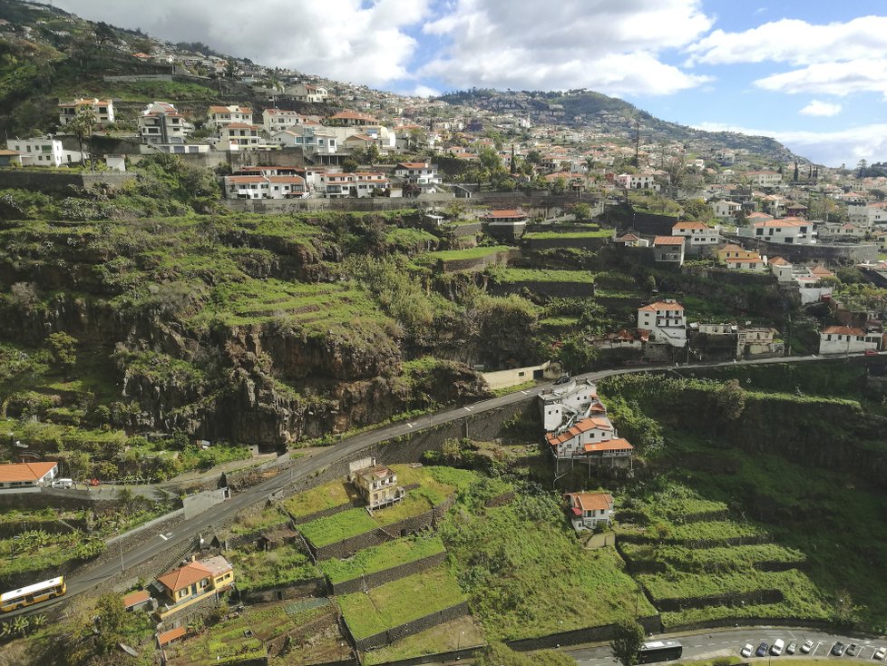 Při jízdě lanovkou na Monte se můžete těšit na úžasný výhled na záliv Funchal a okolní krajinu.