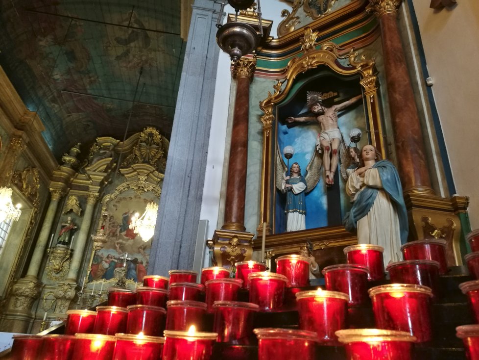 Chcete-li navštívit kostel Nanebevzetí Panny Marie (Monte) a vidět třeba sarkofág s ostatky posledního rakousko-uherského císaře a českého krále Karla I., musíte nejprve zdolat 68 kamenných schodů.