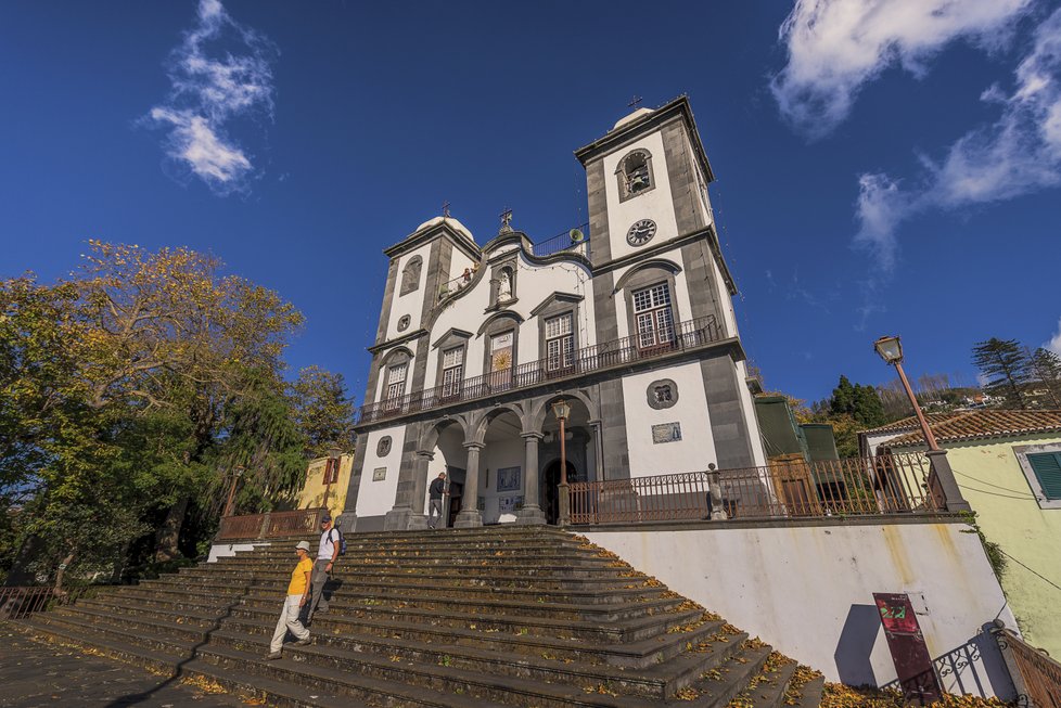 Chcete-li navštívit kostel Nanebevzetí Panny Marie (Monte) a vidět třeba sarkofág s ostatky posledního rakousko-uherského císaře a českého krále Karla I., musíte nejprve zdolat 68 kamenných schodů.