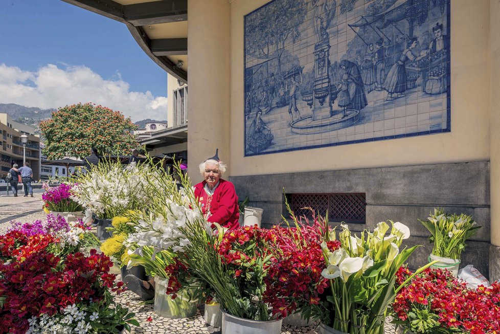 Trh se nachází v centru města Funchal. &#34;Mercado dos Lavradores&#34; je místo plné barev, vůní, chutí a tradic. Květiny nakoupíte i domů od prodejkyň v tradičním úboru.