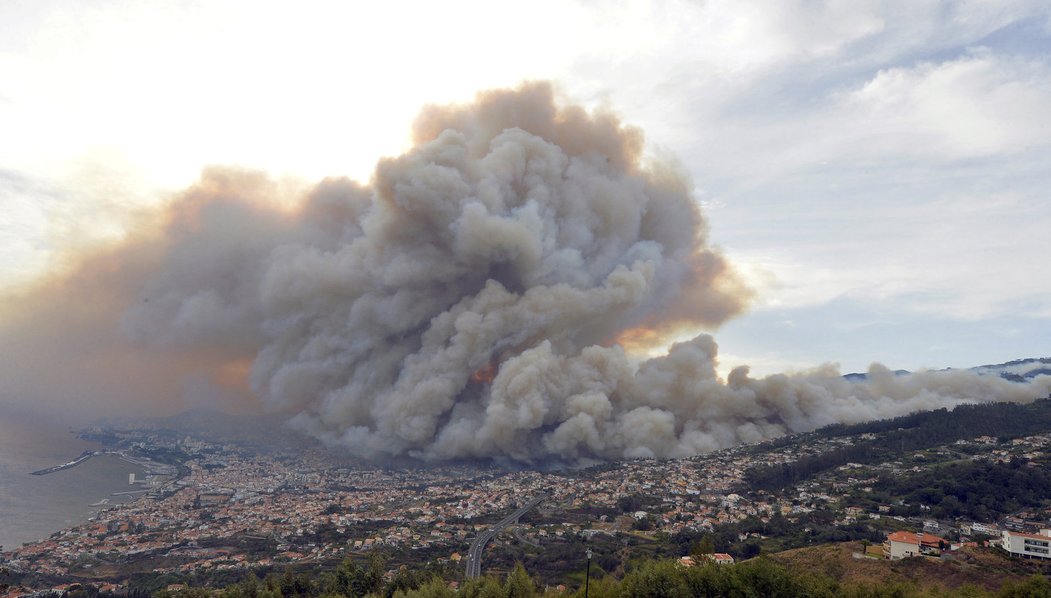 Lesní požáry zasáhly Madeiru: Na ostrově umírají lidé