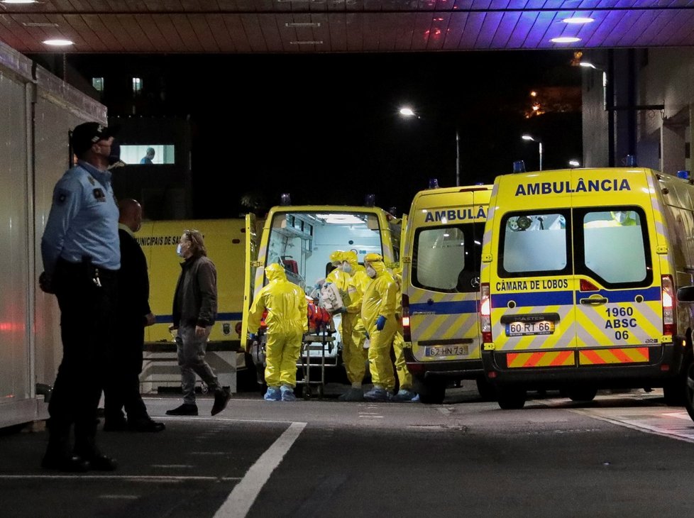 Ve Španělsku transportovali pacienta s covidem-19 z Madridu do nemocnice na ostrově Madeira (29. 1. 2021)