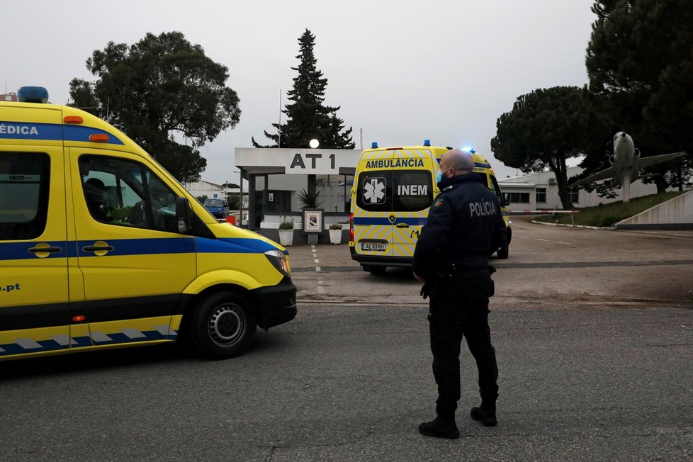 Ve Španělsku transportovali pacienta s covidem-19 z Madridu do nemocnice na ostrově Madeira (29. 1. 2021)