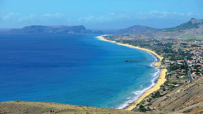Devítikilometrová písečná pláž Praia Dourada je pokladem Porta Santa. Takou jinde na souostroví Madeira nenajdete.