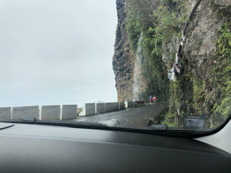 Vodopád na Madeiře, kterým lze projet autem.