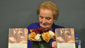 Madeleine Albright (rozená Korbelová) je bývalou americkou političkou a nyní i úspěšnou spisovatelkou. Její memoáry mají úspěch v zahraničí i u nás