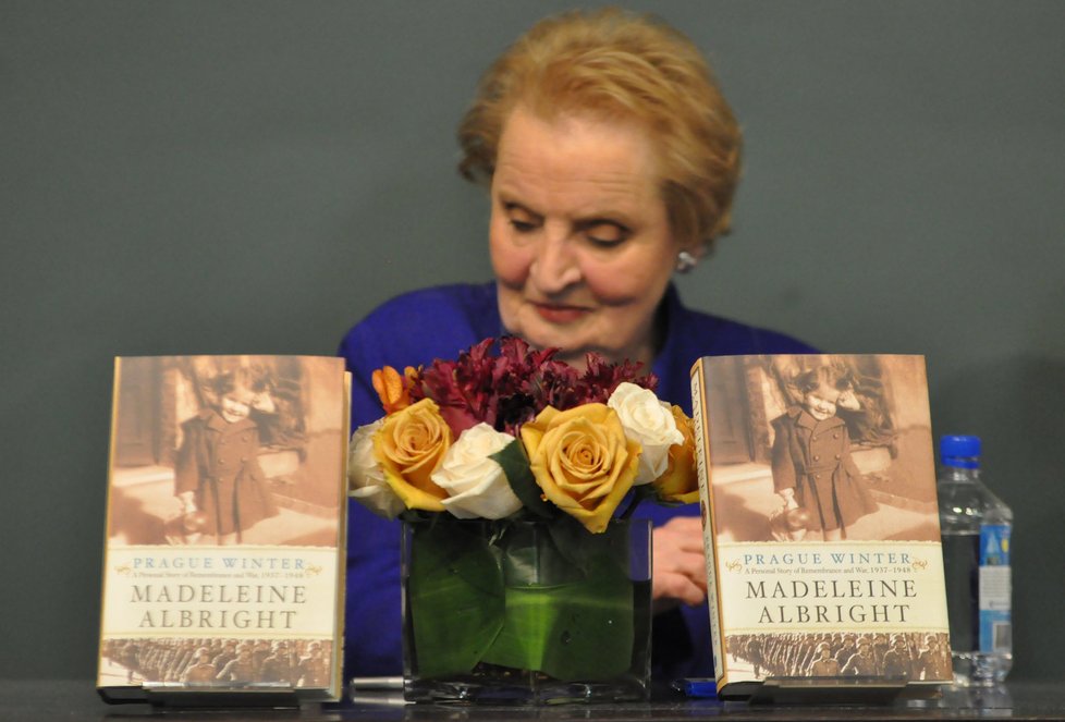 Madeleine Albright (rozená Korbelová) je bývalou americkou političkou a nyní i úspěšnou spisovatelkou. Její memoáry mají úspěch v zahraničí i u nás