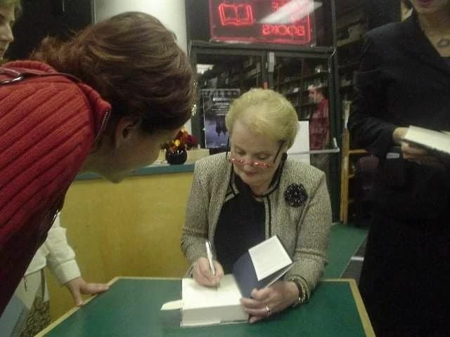Nora Fridrichová si od Madeleine Albrightové nechala podepsat knížku