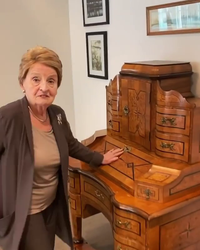 Madeleine Albright ukázala sekretář, který dostala od Václava Havla