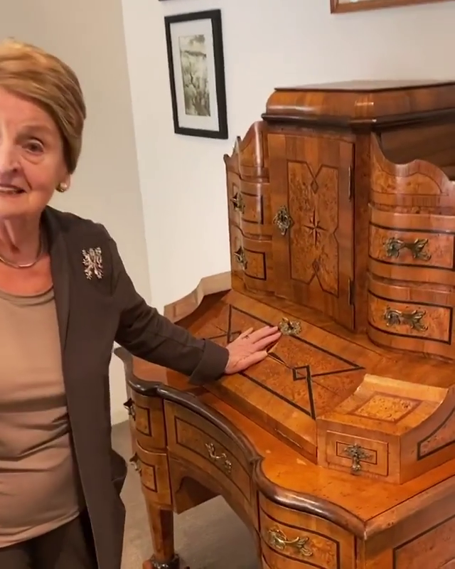 Madeleine Albright ukázala sekretář, který dostala od Václava Havla