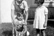 Nejmenší dítě je Madeleine Albright. Na snímku se svými sestřenicemi