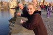 Madeleine Albright na Karlově mostě