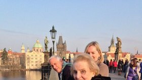 Madeleine Albright na Karlově mostě