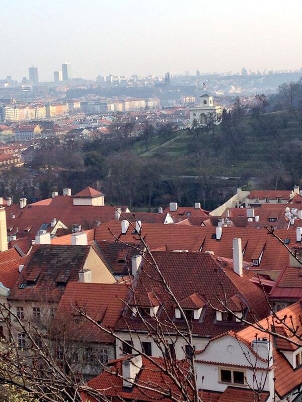 Tento známý pohled z Hradčan na Prahu okomentovala Madeleine Albrigth tak, že je pyšná na americkou vlajku, která dnes může na altánem na Petříně vlát