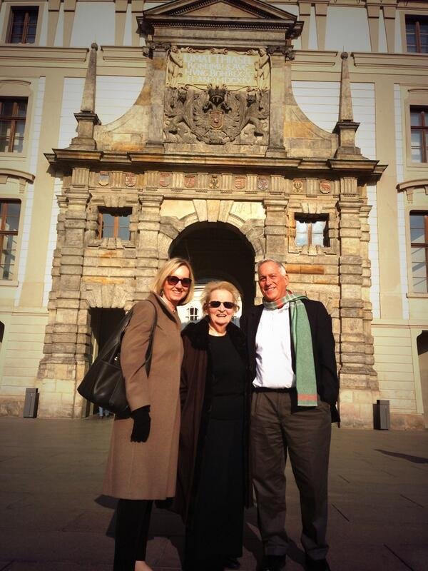 Madeleine Albright v Praze ráda bere přátele na Pražský hrad.