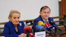Madeleine Albrigtová v Praze: Výsledky voleb v USA komentovala na Filozofické fakultě.