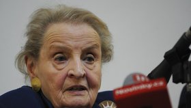 Madeleine Albrightová v Praze na debatě se studenty Filozofické fakulty (11. 11. 2016)