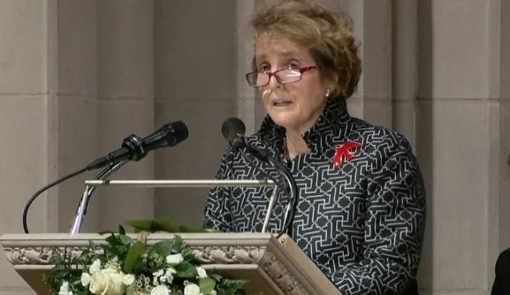 Na pohřbu Madeleine Albrightové vystoupily i její dcery. Přineslo to řadu emotivních momentů (27.4.2022)