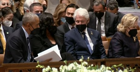 Pohřeb Madeleine Albrightové: Obamovi a Clintonovi