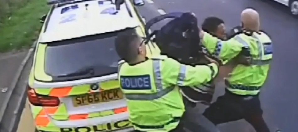 Násilní chtěl strčit policistu do rušné vozovky