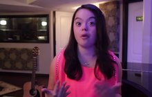 Všechny palce nahoru! Dívka s Downovým syndromem na posměšky odpověděla písničkou, která se stala hitem!