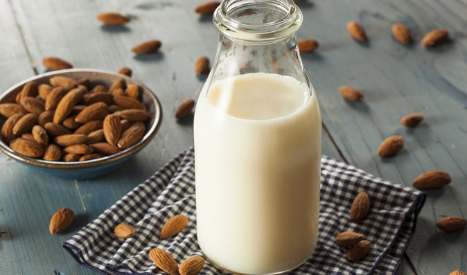 Hotové mandlové mléko skladujte v lednici v uzavřené nádobě maximálně tři až čtyři dny