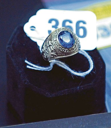 Madoffův prsten absolventa Hofstraské univerzity vynesl 102 tisíc korun