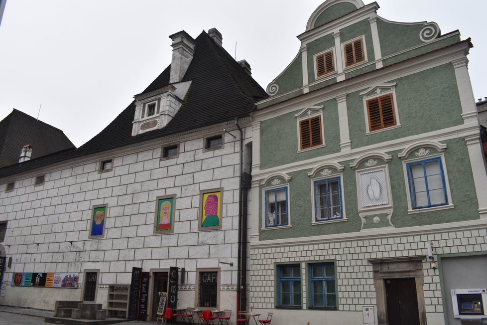 Madona Romana Týce zdobí fasádu domu v Široké ulici č.72, hned vedle mezinárodní galerie Egon Schiele Art Centrum.