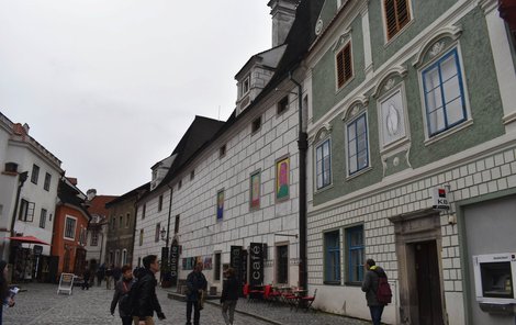Madona zdobí fasádu domu v Široké ulici č. 72, hned vedle mezinárodní galerie Egon Schiele Art Centrum.