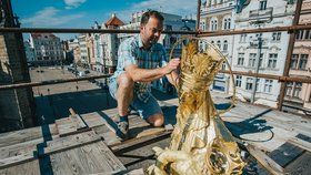 Restaurátoři očistili a pozlatili barokní sochu madony na vrcholu mariánského sloupu v severozápadní části plzeňského náměstí Republiky.