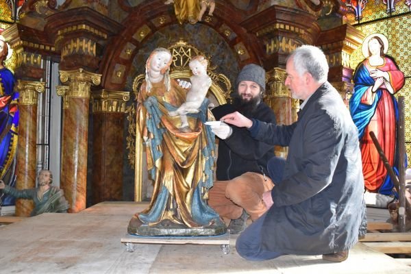 Restaurátoři odebírají pomocí skalpelu vzorky.