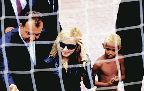 Chlapeček z brazilského slumu: Madonno, adoptuj mě!