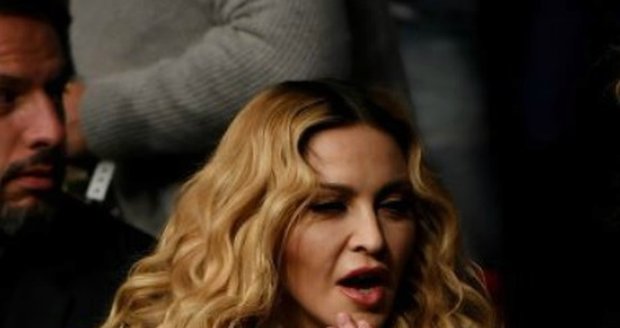 Madonna stárne: prozradily ji ruce.