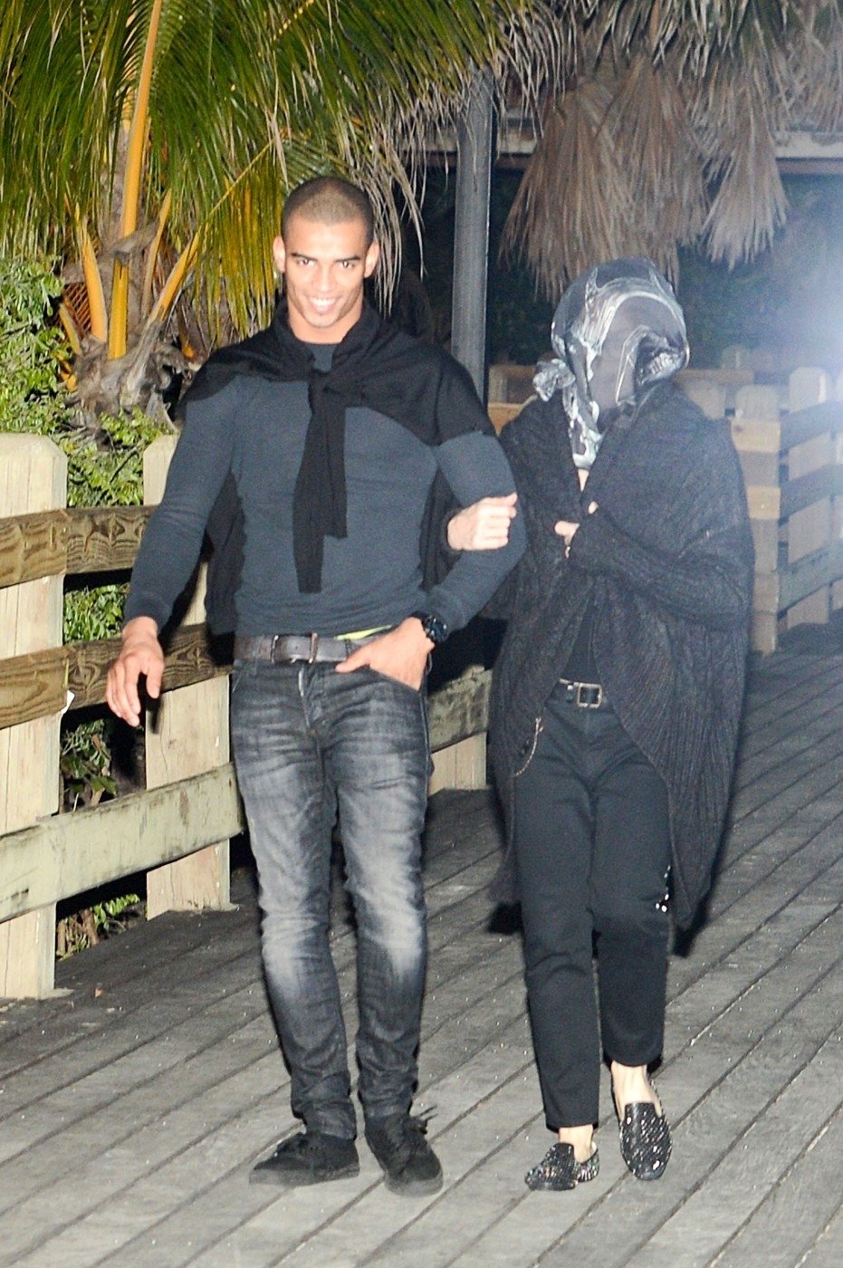 Madonna byla na pláži v Miami na procházce s přítelem Brahimem Zaibatem