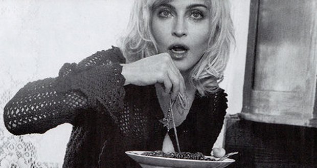 Madonna nad talířem špaget. Ty jí taky někdo uvařil