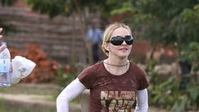 Letos v březnu přilétla Madonna opět do Malawi, kde bojovala o osvojení domorodé holčičky Mercy, kterou si tu před časem vyhlédla. Zpěvačka sebou vzala i adoptovaného Davida, aby roli dobrotivé matky podtrhla.