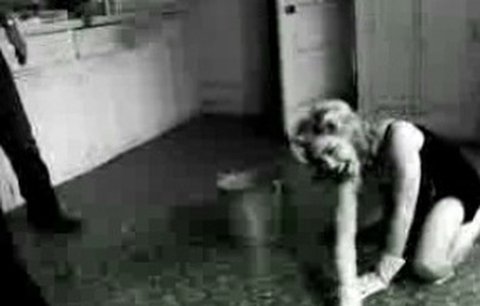 Madonna jako domácí puťka: Takhle drhne podlahu!