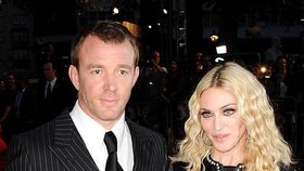 Madonna a Guy Ritchie na snímku z premiéry nového Guyova filmu s názvem RocknRolla v londýnském kině Odeon 1. září