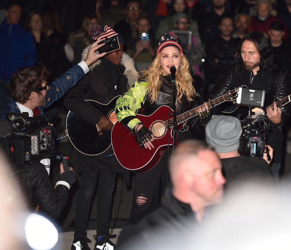 Zpěvačka Madonna podporuje prezidentskou kandidátku Hillary Clinton a společně se svým synem Davidem pro ni koncertovala na newyorském Washington Square Park.