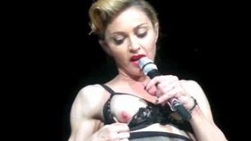 Madonna odhalila na koncertu prso